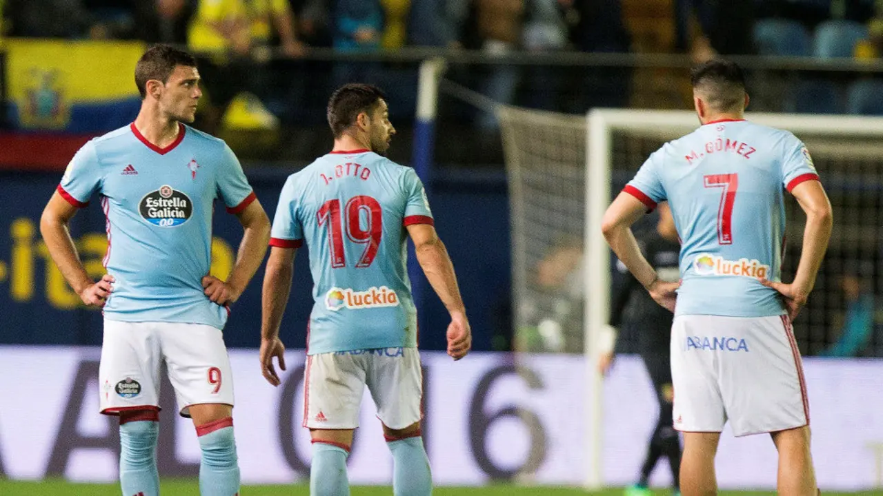 Los jugadores del Celta Lucas Boyé, Jonny y Maxi Gómez, al término del partido. DOMENECH CASTELLÓ (EFE)
