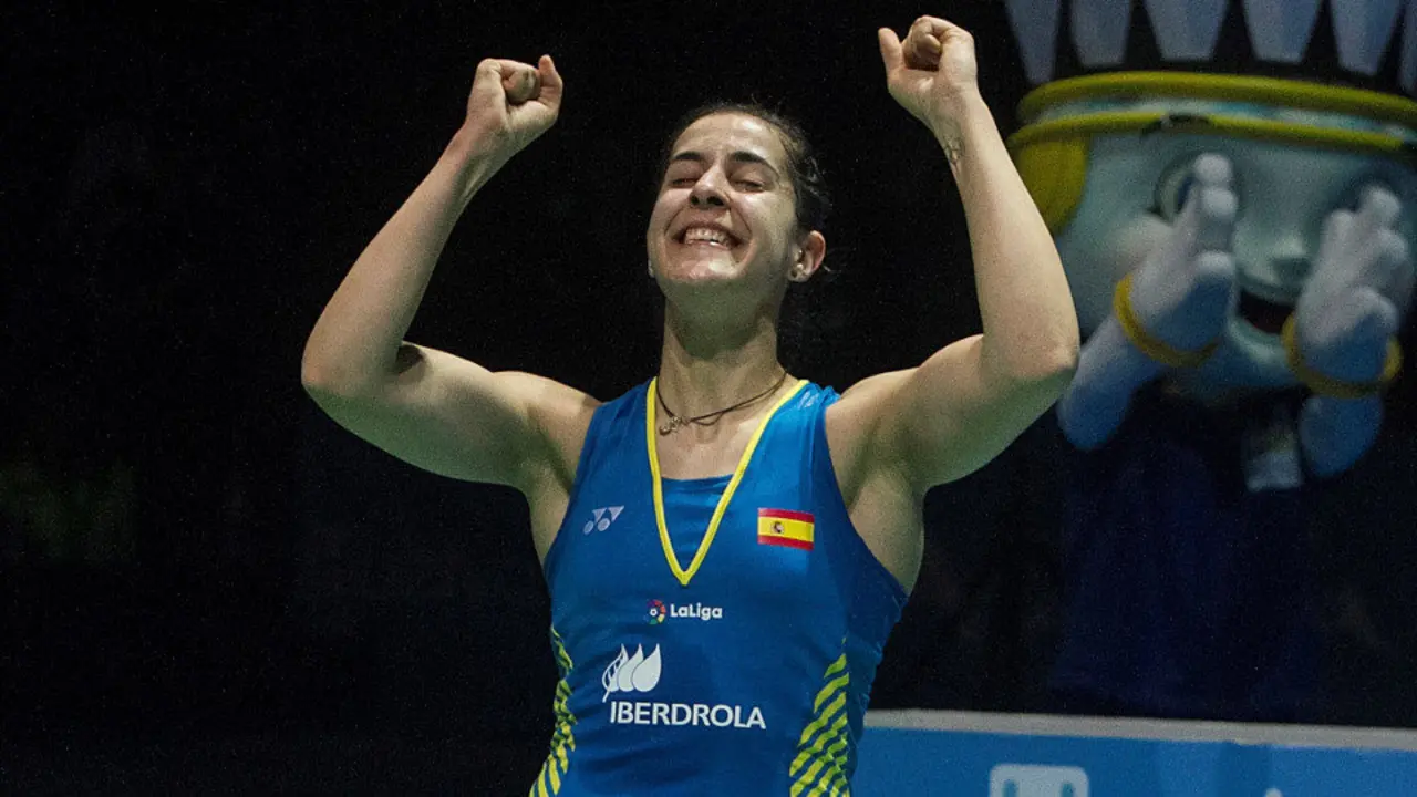 Carolina Marín durante el partido con la jugadora rusa Evgeniya Kosetskaya. JULIÁN PÉREZ