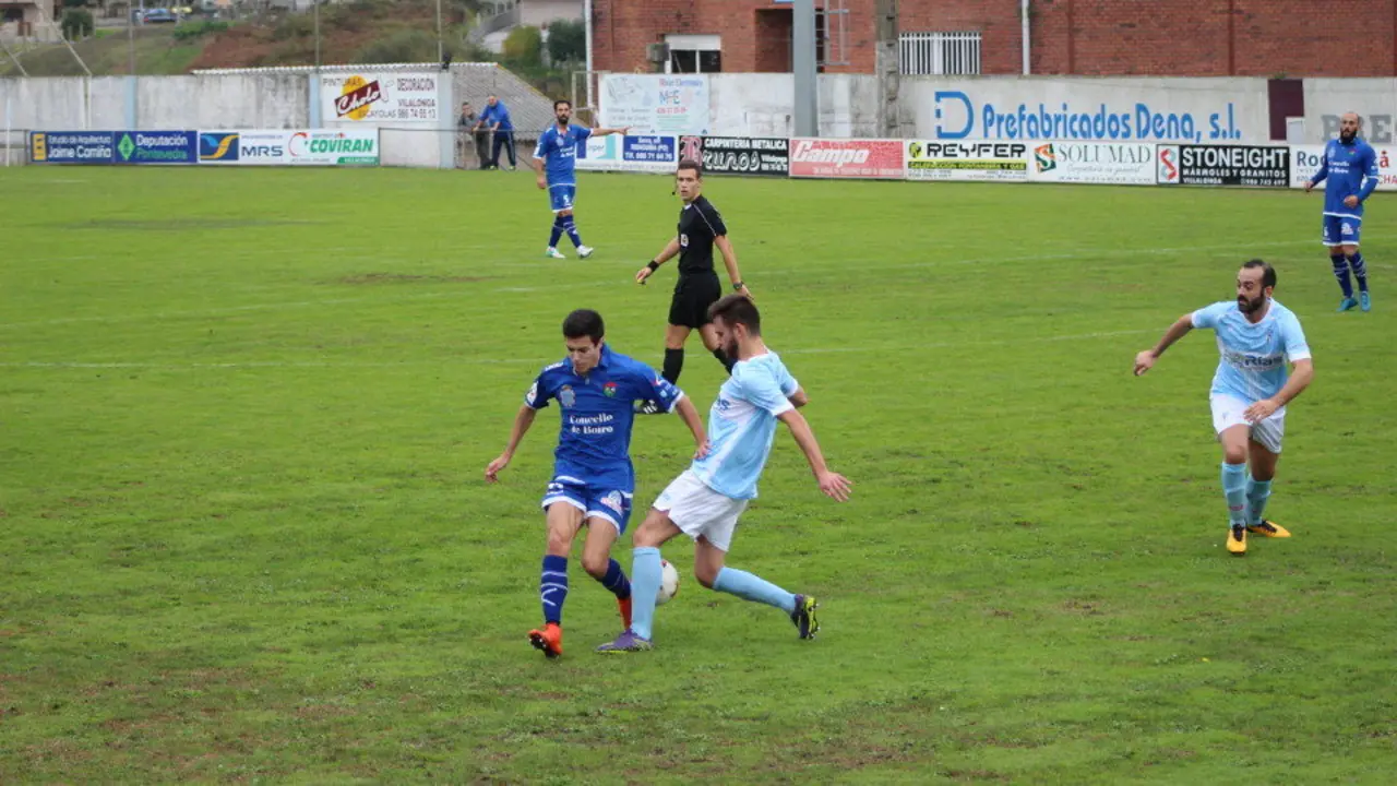 Partido entre el Villalonga y el Boiro, esta misma temporada. OLGA FERNÁNDEZ