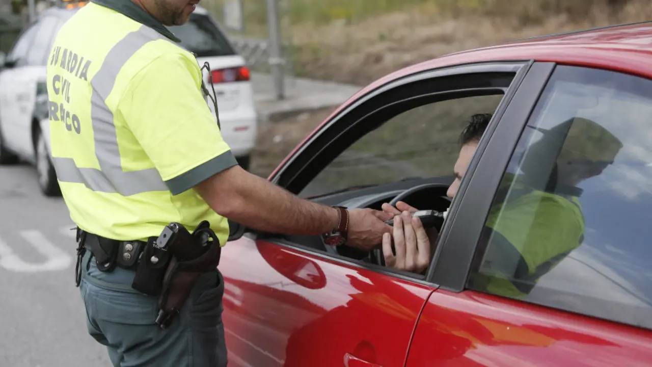 Un conductor sopla en un control de alcohol. GONZALO GARCÍA
