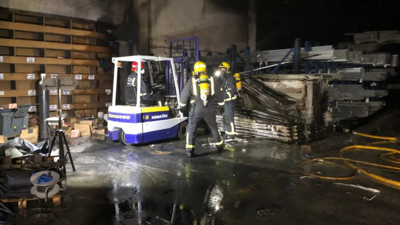 Incendio en una nave de Vilagarcía. @pro_bomb