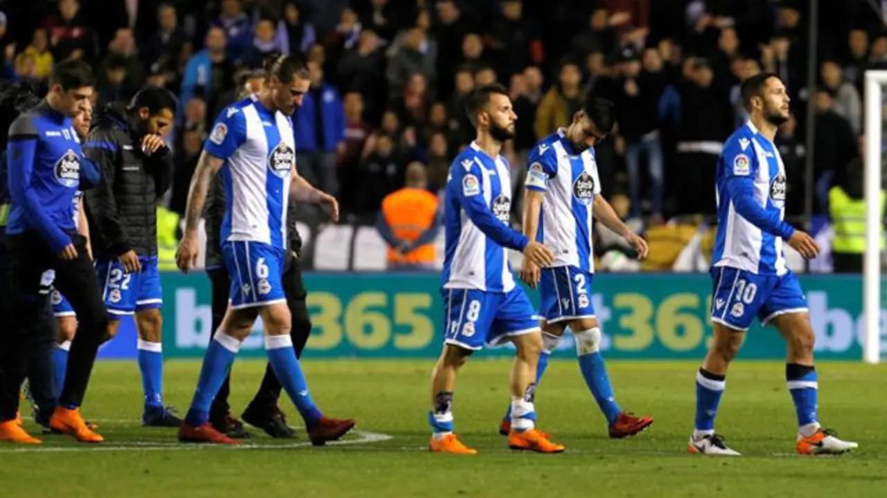 Los jugadores del Deportivo tras consumarse el descenso. CABALAR