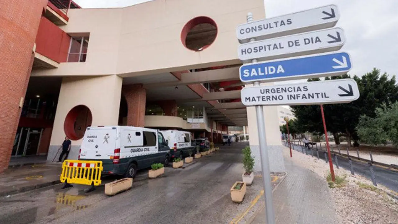 Furgones de la Guardia Civil, delante de la puerta de Urgencias. MARCIAL GUILLÉN (EFE)
