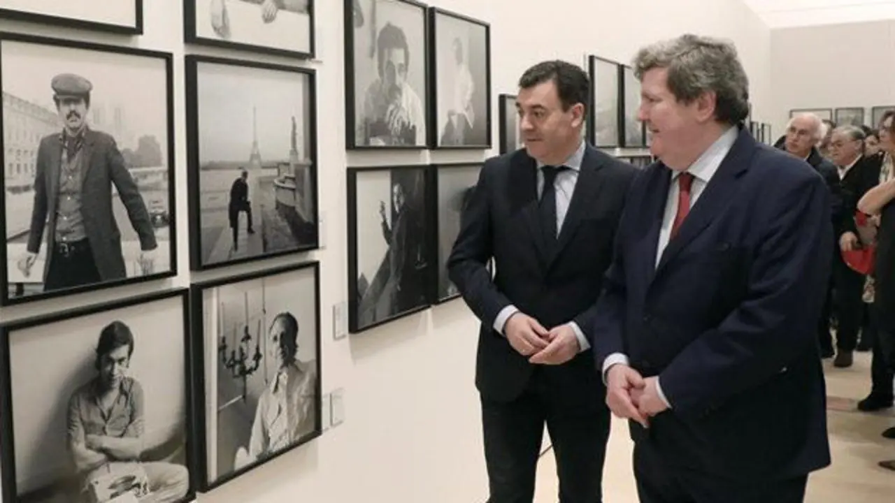 Román Rodríguez y Juan Manuel Bonet, en la inauguración de la exposición 'Pestana, a verdade entre as mans'. XOÁN REY (EFE)