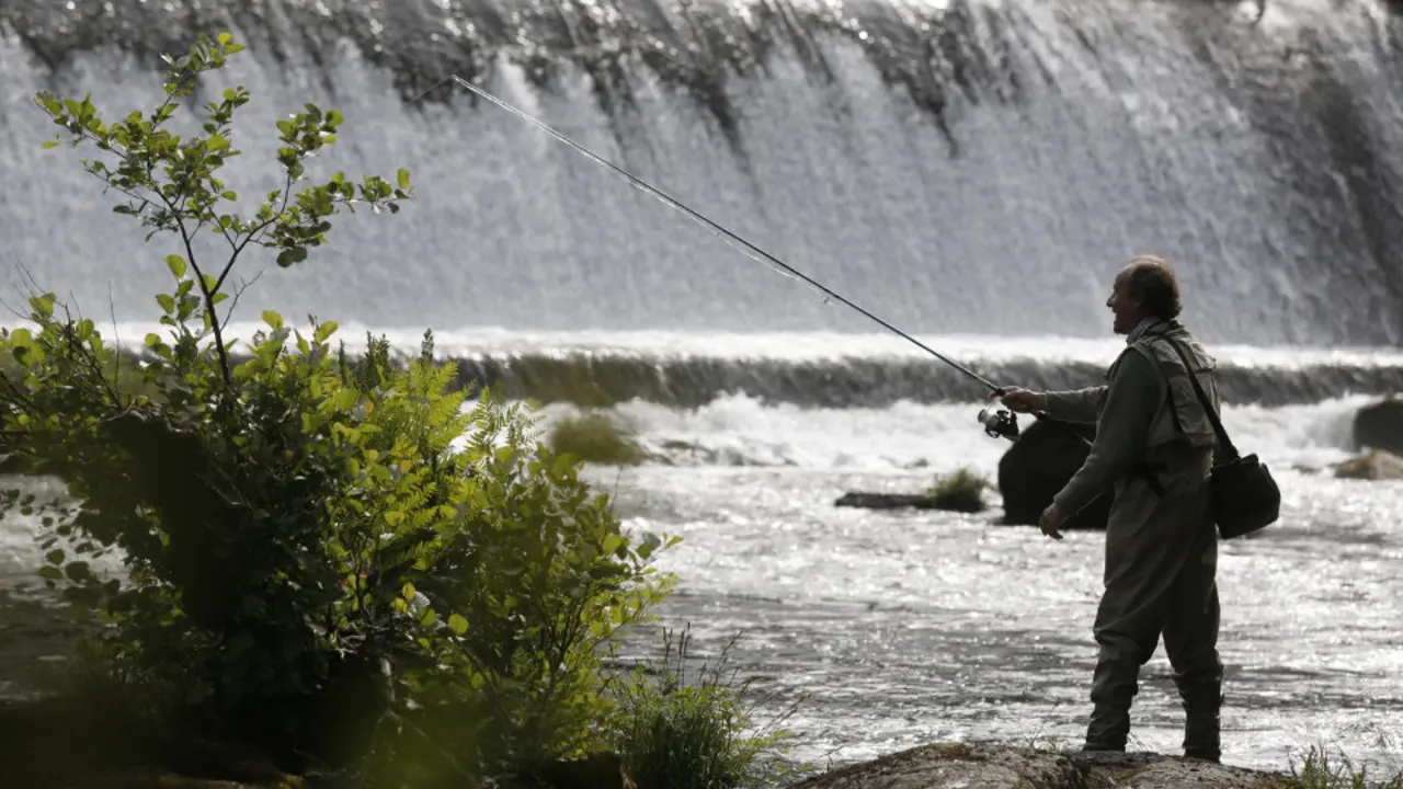 Un hombre pesca en el Lérez la temporada pasada. GONZALO GARCÍA
