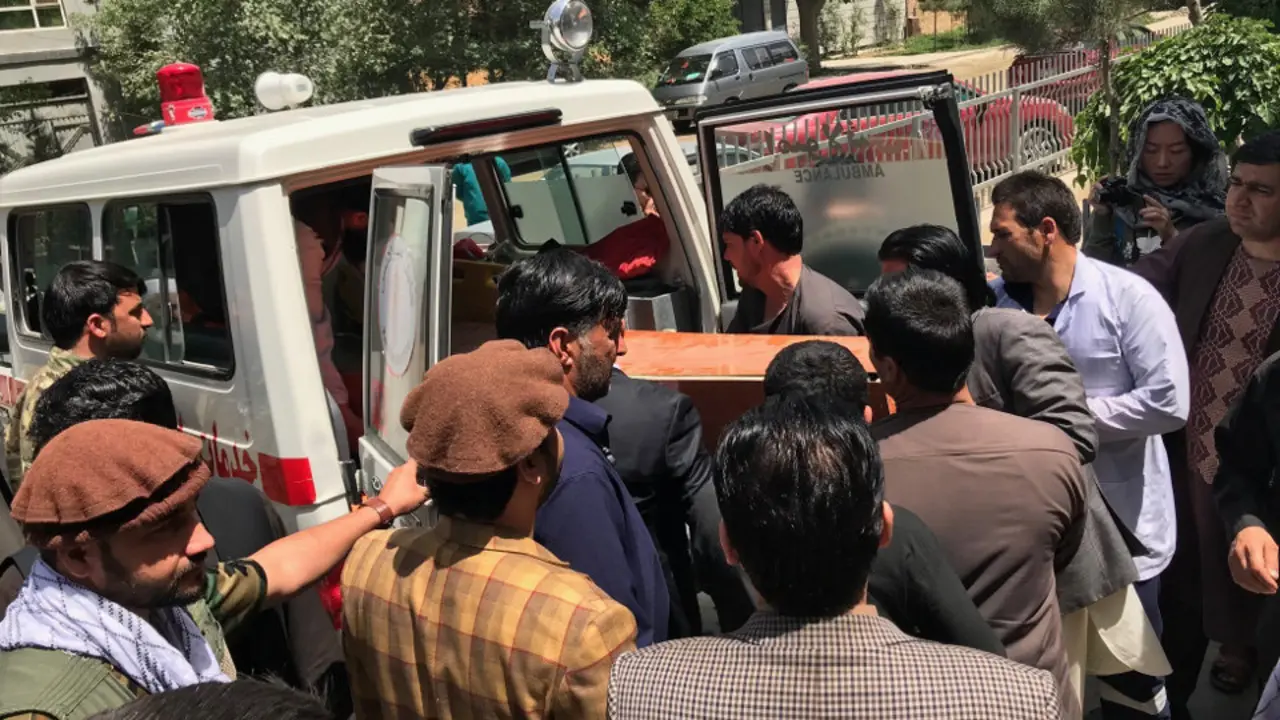 Varias personas trasladan el cuerpo sin vida del fotógrafo Shah Marai. EFE