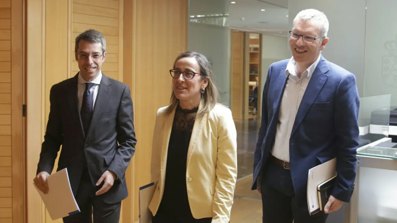 La conselleira Ethel Vázquez, este lunes entre el secretario xeral técnico y el director xeral de Mobilidade. EP