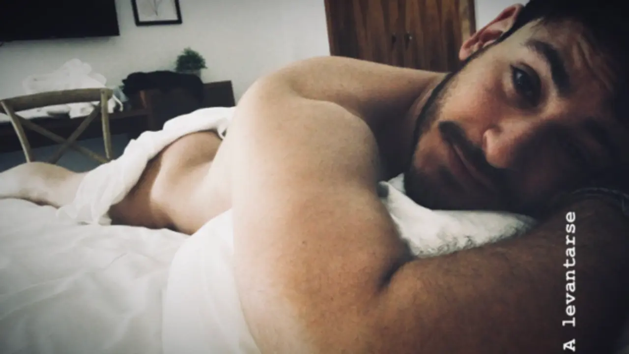 Cepeda posa espido en solidariedade con Aitana tras as críticas polo seu posado en bikini. TWITTER