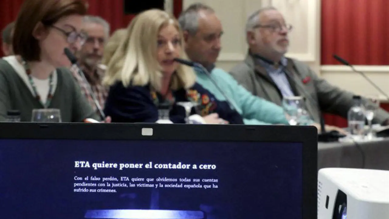  La presidenta de Covite, Maite Pagazaurtundua, Fernando Sabater y el padre de Ignacio Echeverría. JUAN HERRERO