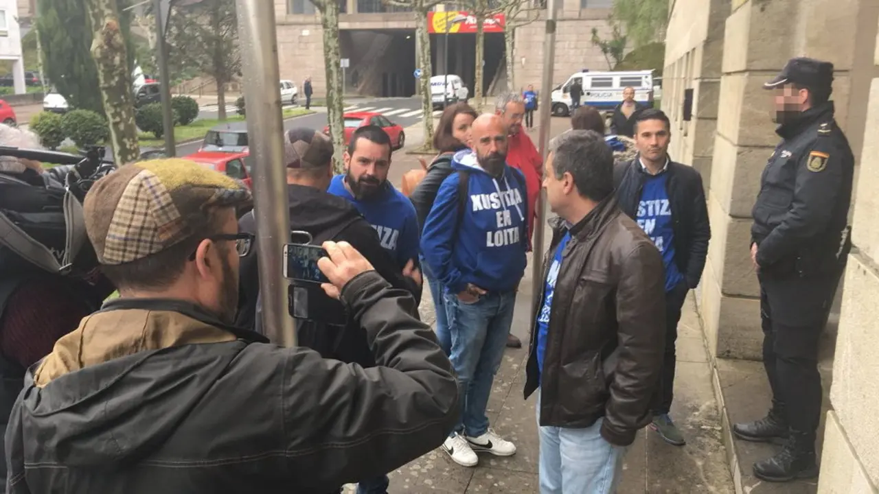 Representantes de los sindicatos de Xustiza, a las puertas de la Egap. TWITTER