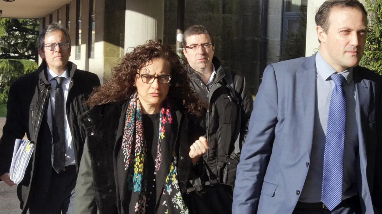 Os altos cargos de Sanidade da Xunta, Félix Rubial e Carolina González-Criado, acompañados polos seus avogados, á chegada aos xulgados de Compostela. XOÁN REY (EFE)