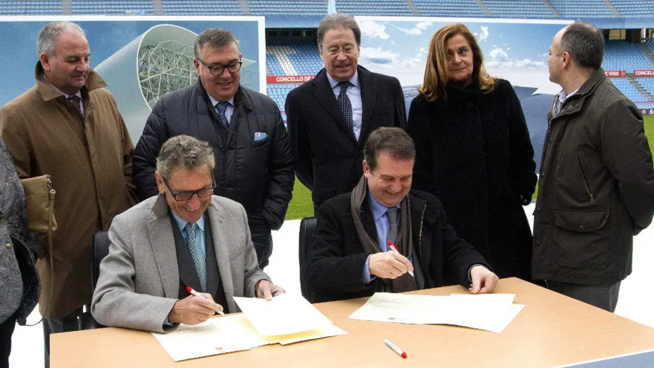 Mouriño, Caballero y detrás del alcalde, Rosendo. EFE