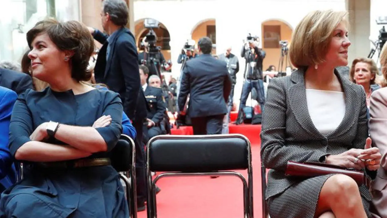 A vicepresidenta do Goberno, Soraya Sáenz de Santamaría, e a secretaria xeral do PP e ministra de Defensa, María Dolores de Cospedal, durante o acto conmemorativo da Festa do 2 de Maio, en Madrid. CHEMA MOYA (EFE)
