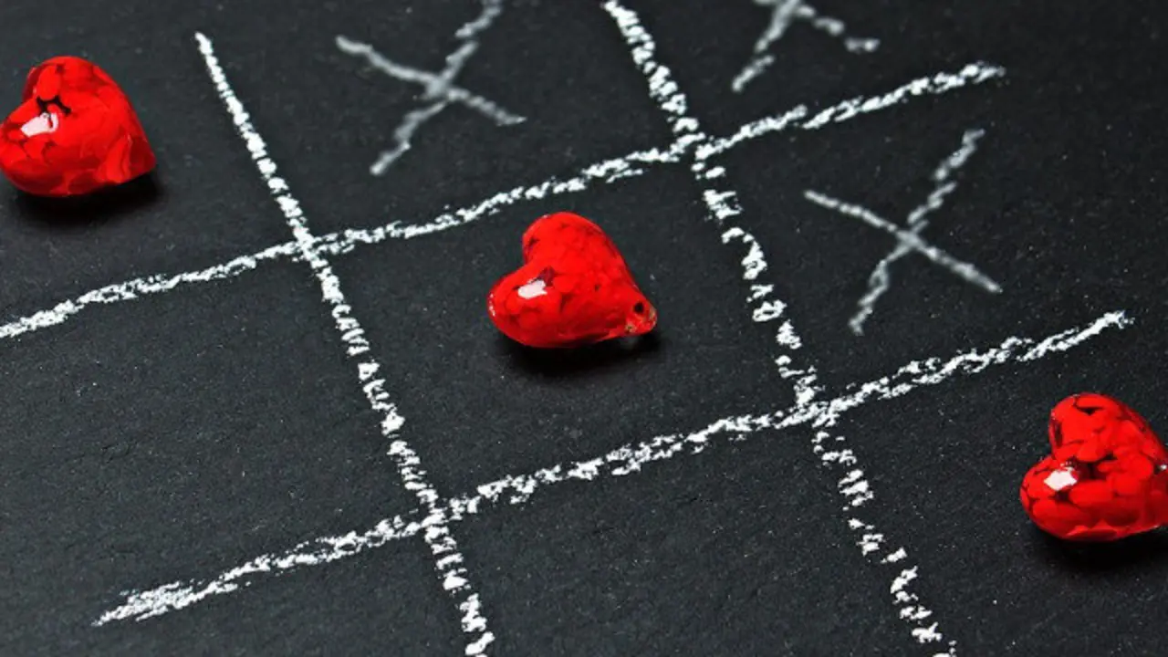 Tres en raya con corazones. EP