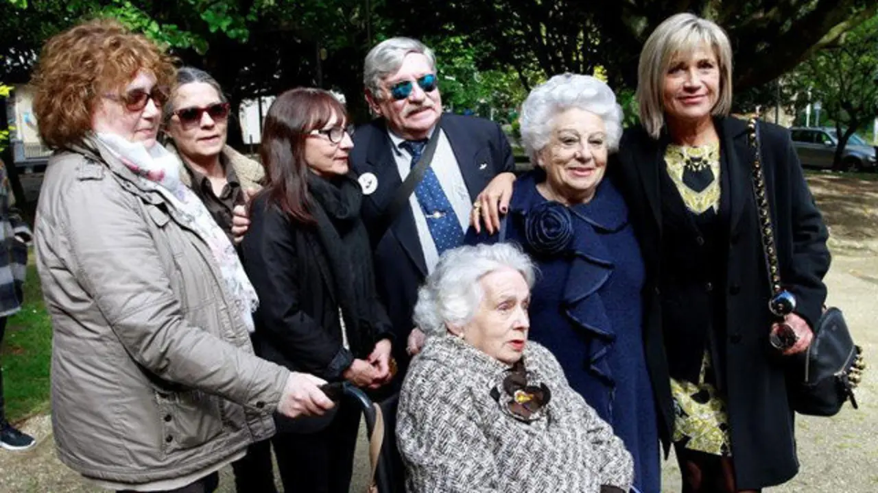 Julia Otero posa con familiares de José Couso. KIKO DELGADO (EFE)
