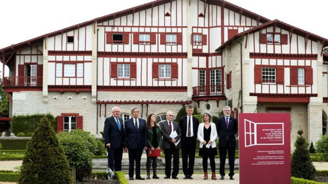 Personalidades internacionales, en la conferencia sobre el fin de Eta. JUAN HERRERO (EFE)