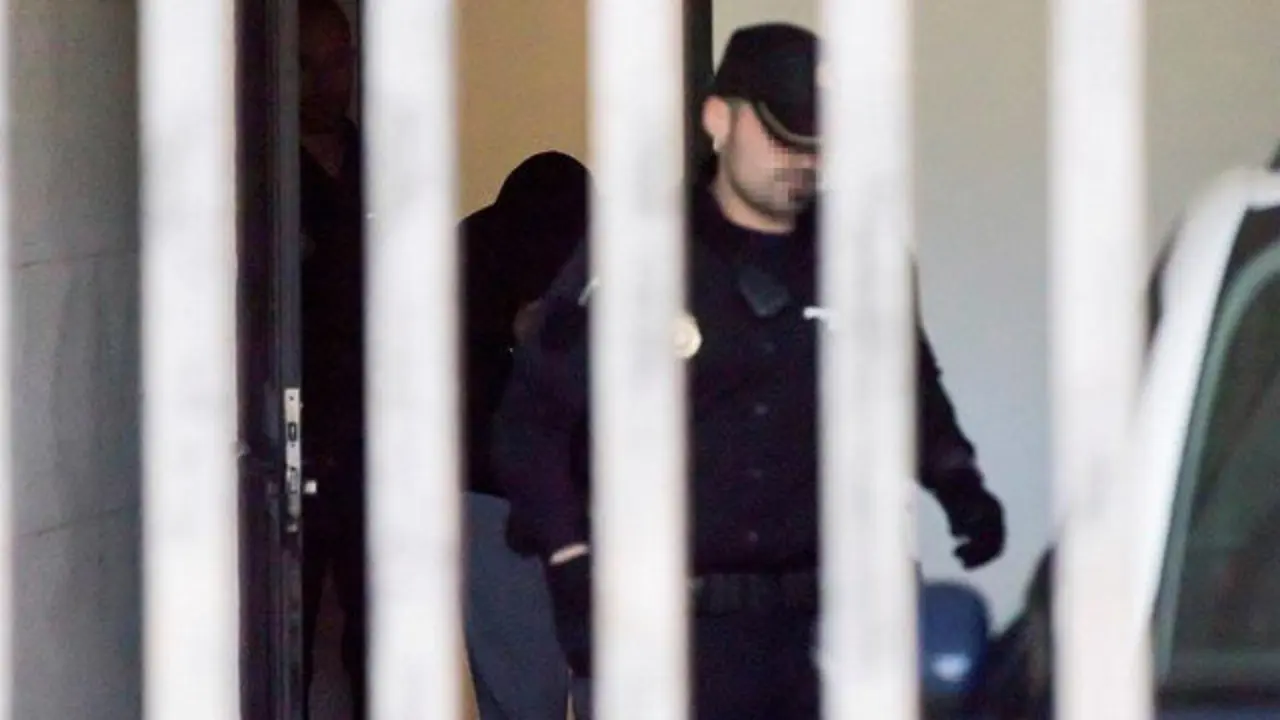 El Chicle sale del juzgado de Ribeira. ÓSCAR CORRAL (EFE)