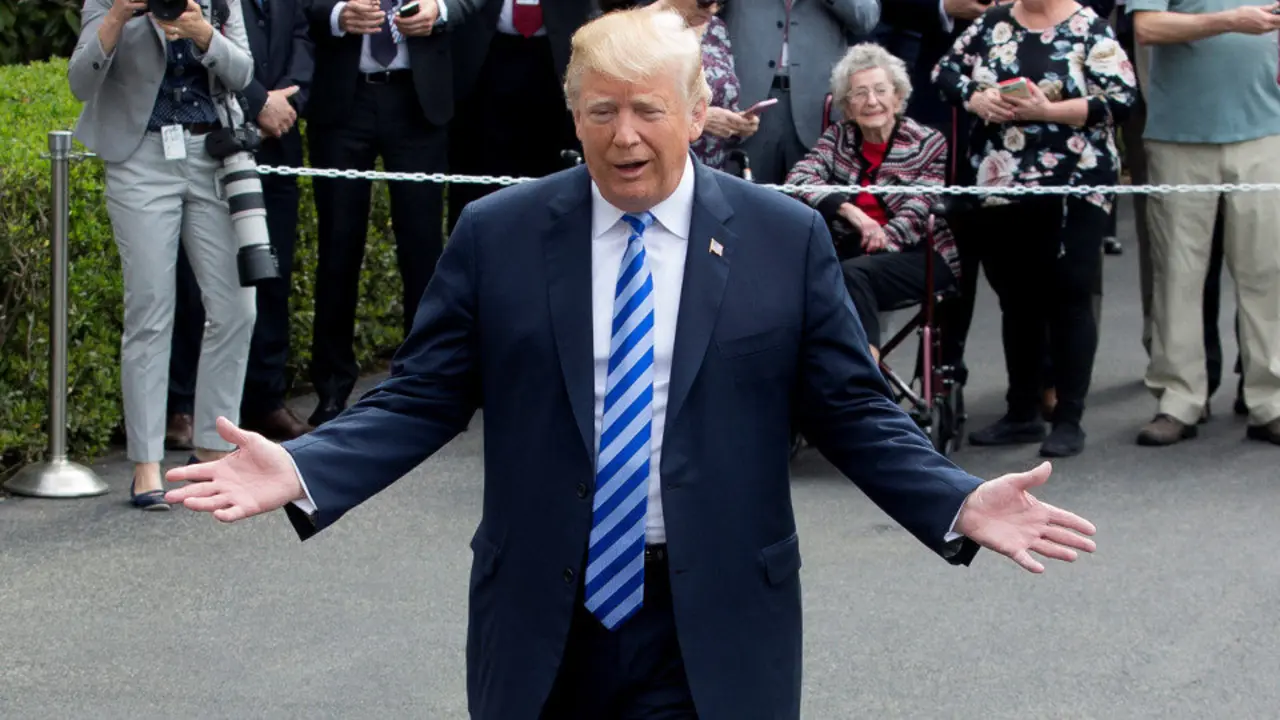 Donald Trump comparece ante los medios de comunicación antes de viajar a Dallas para asistir a la convención anual de la Asociación Nacional del Rifle. MICHAEL REYNOLDS (EFE)