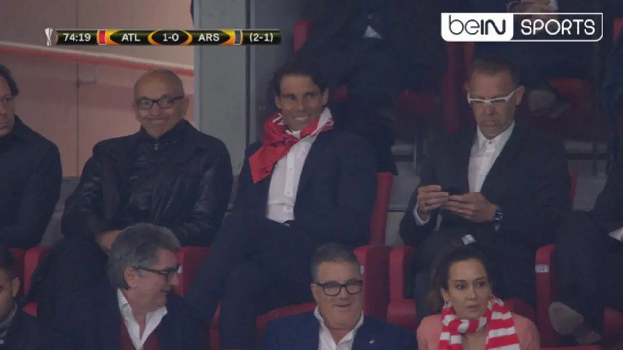Rafael Nadal vistiendo una bufada del Atlético de Madrid. @beINSPORTSes