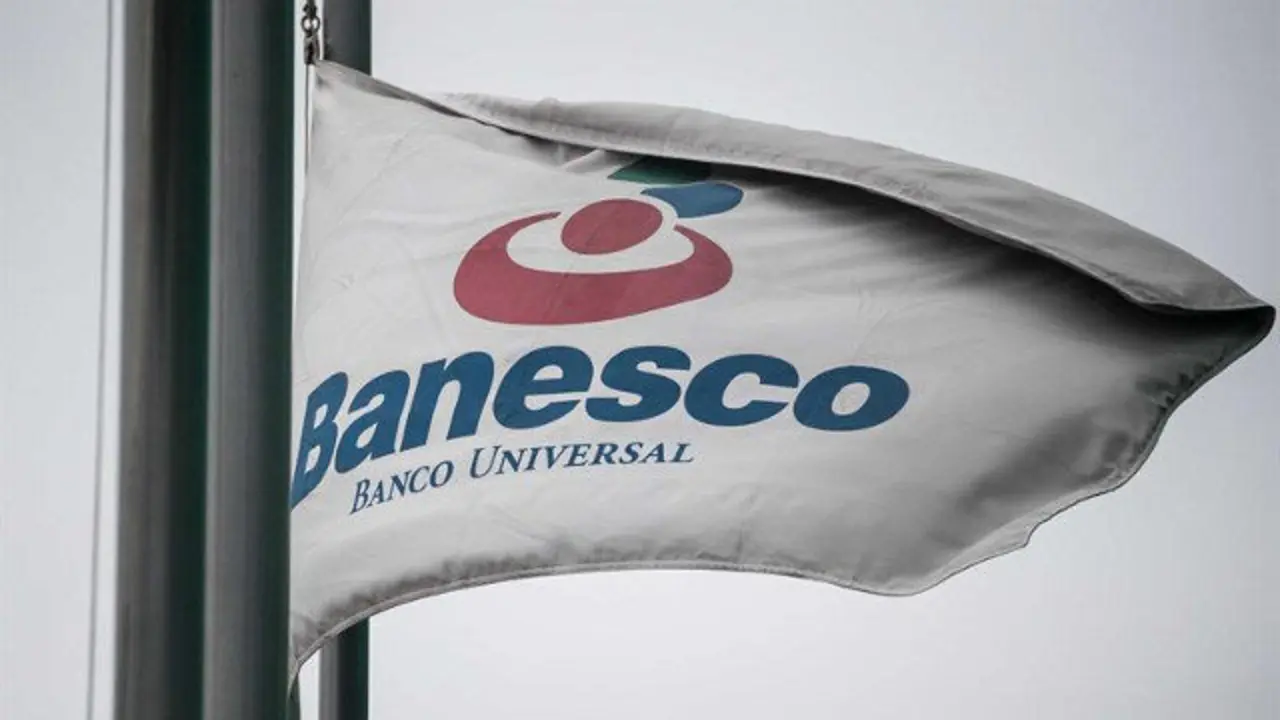 Banderas en el edificio Ciudad Banesco, en Caracas. MIGUEL GUTIÉRREZ (EFE)