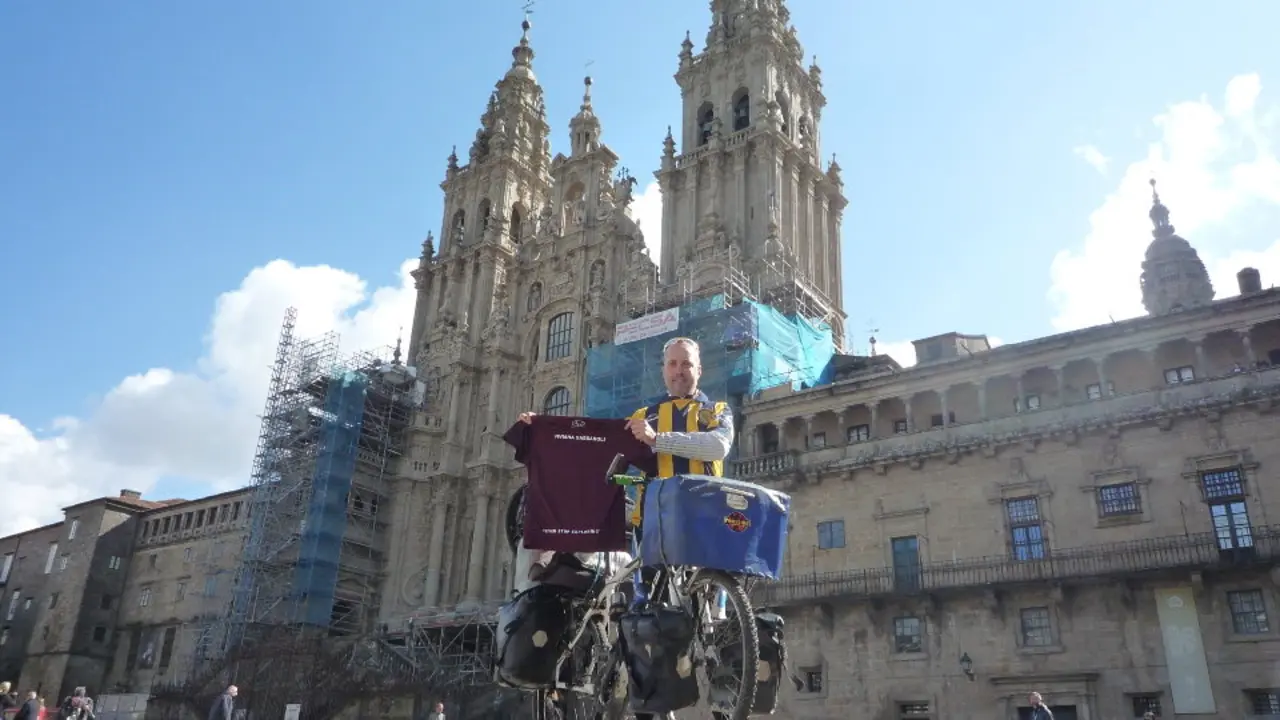 Favio lleg&oacute; a Santiago el d&iacute;a 28 con su amiga Viviana en el recuerdo. EP