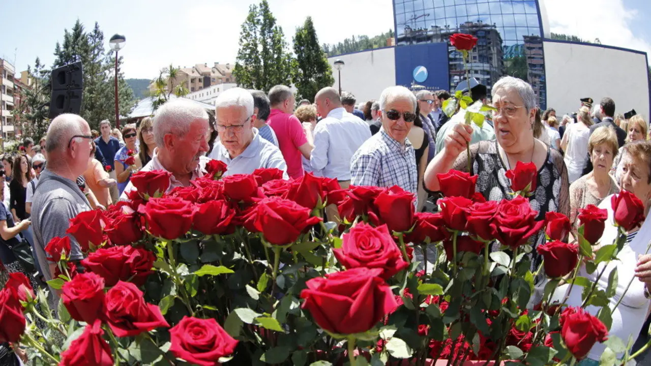 Ermua recuerda a Miguel Ángel Blanco en 2017. LUIS TEJIDO (EFE)