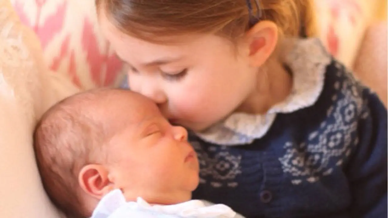 El Príncipe Luis junto a su hermana Carlota. TWITTER (@KensingtonRoyal)