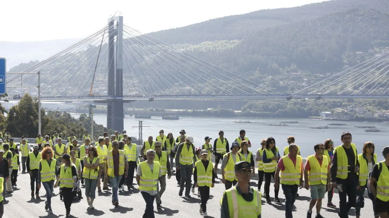 Caminata convocada por la Xunta para la inauguración de la nueva autovía. JAVIER CERVERA-MERCADILLO