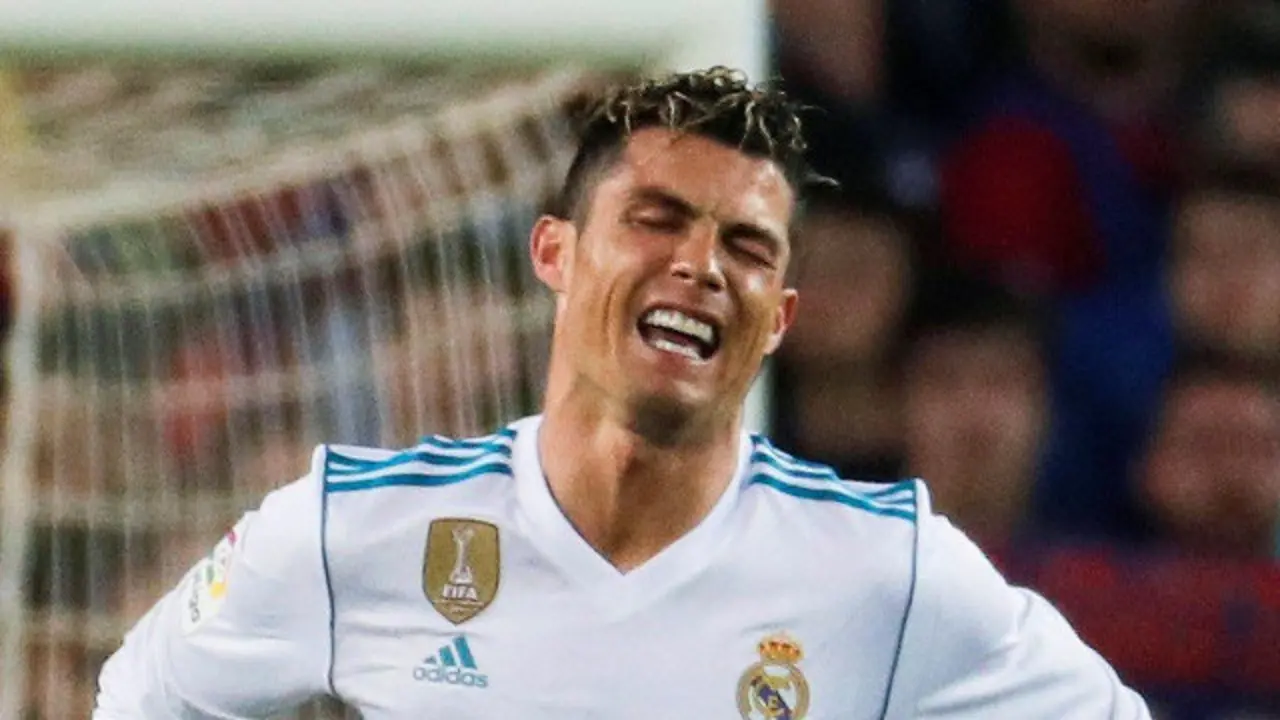 Cristiano Ronaldo se queja tras el golpe ante el Barcelona.ALEJANDRO GARCÍA (Efe)