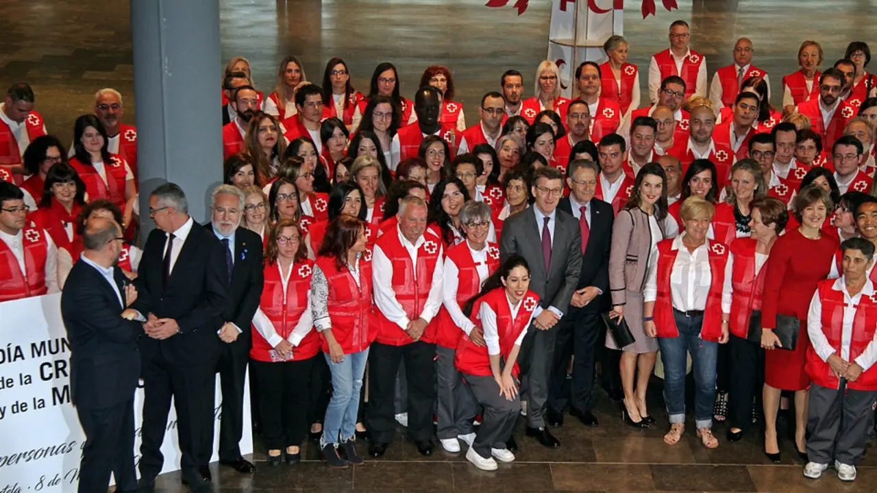 La reina Letizia, Alberto Núñez Feijóo e Isabel García Tejerina, entre otros, con miembros de Cruz Roja. LUIS POLO