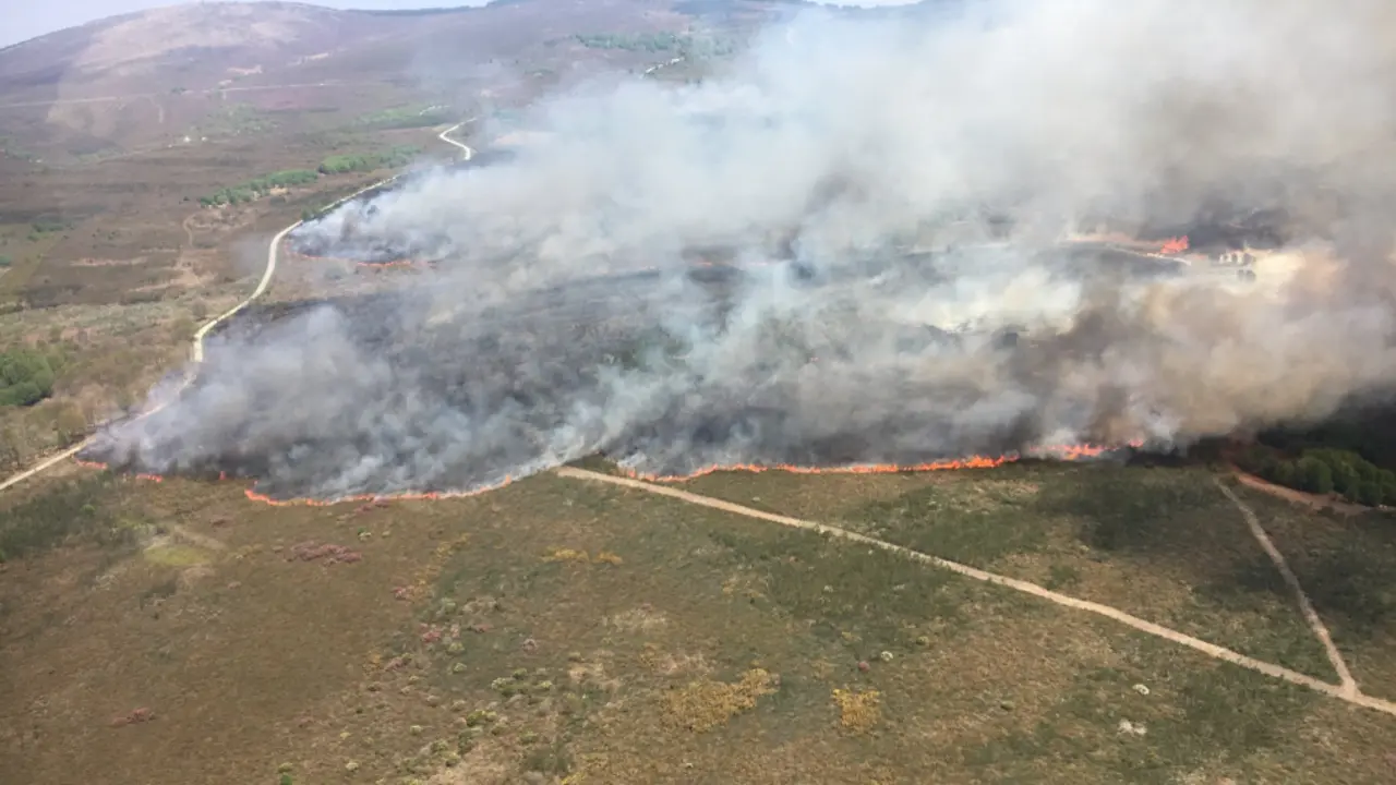 Vista do incendio que afecta a San Xoán de Río. @BrifLaza