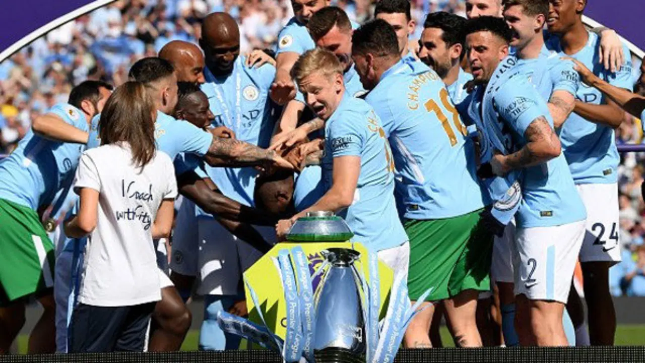 Momento en el que se cae el trofeo. TWITTER