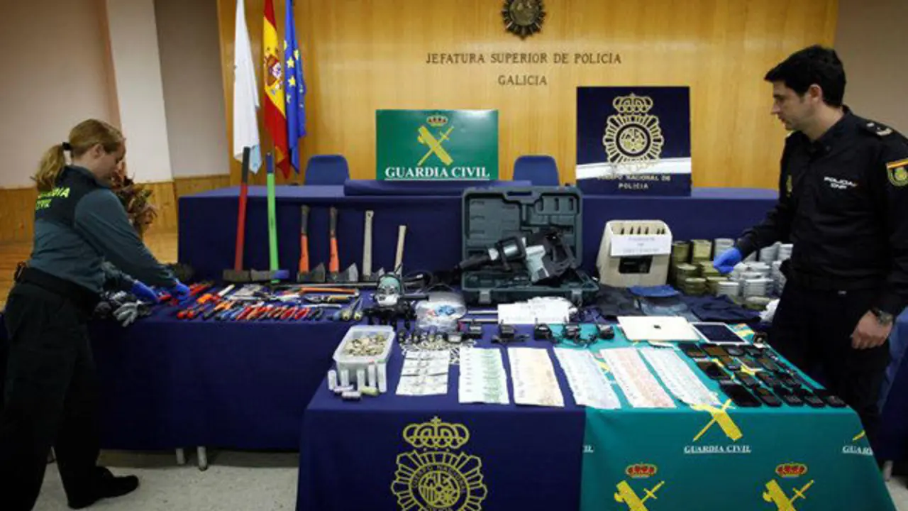 Material incautado a la banda desarticulada en Vilagarcía. EFE