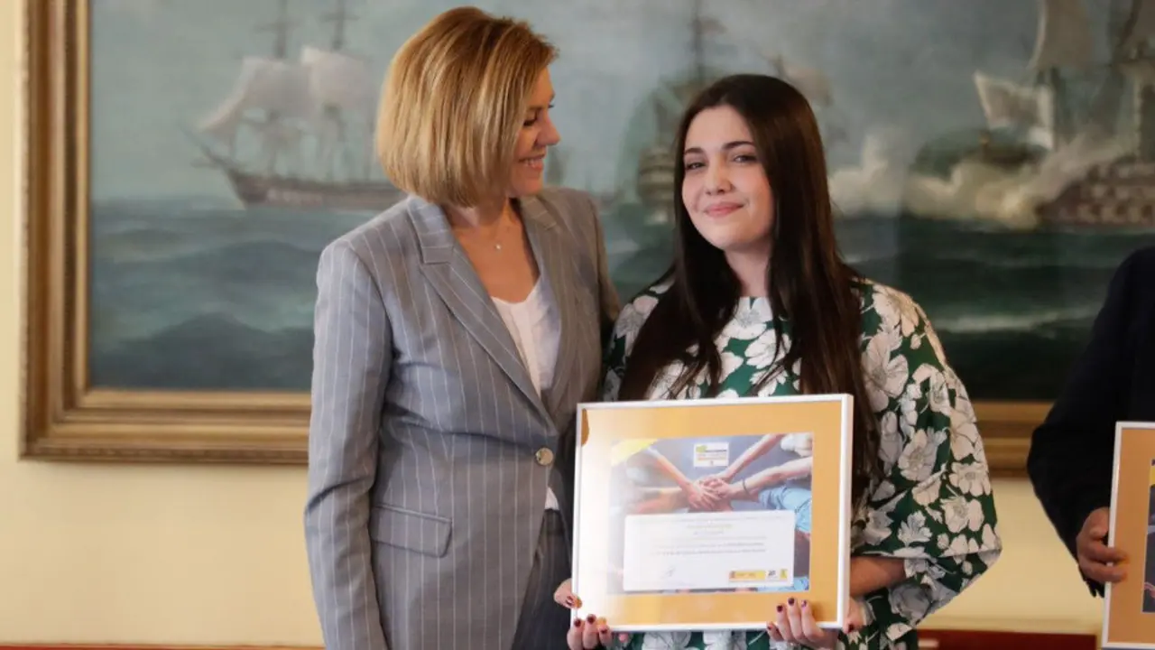 María Dolores de Cospedal xunto a Icía Rei Castromán, do colexio San Fermín de Caldas de Reis. TWITTER