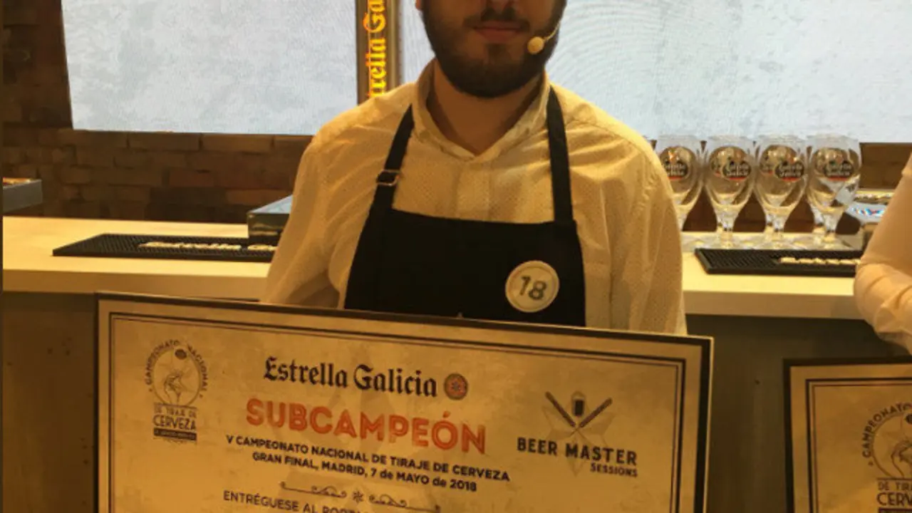 Gustavo Rey, subcampeón de España de tiraxe de cerveza. ESTRELLA GALICIA