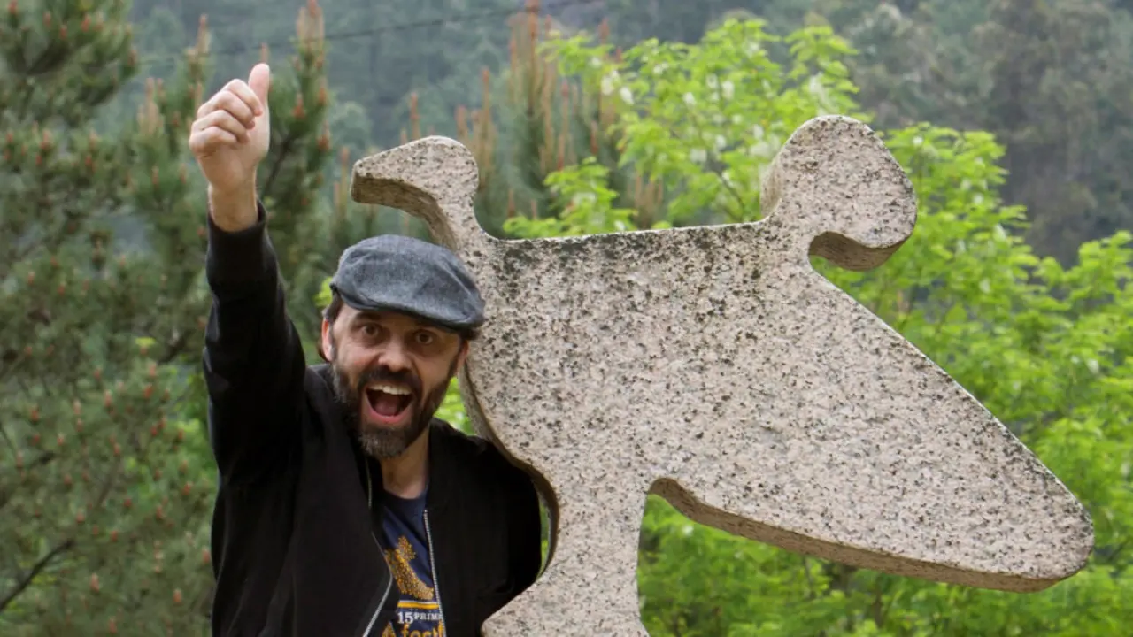 Francisco Pato posa con la mascota del Festival de Cans.EFE