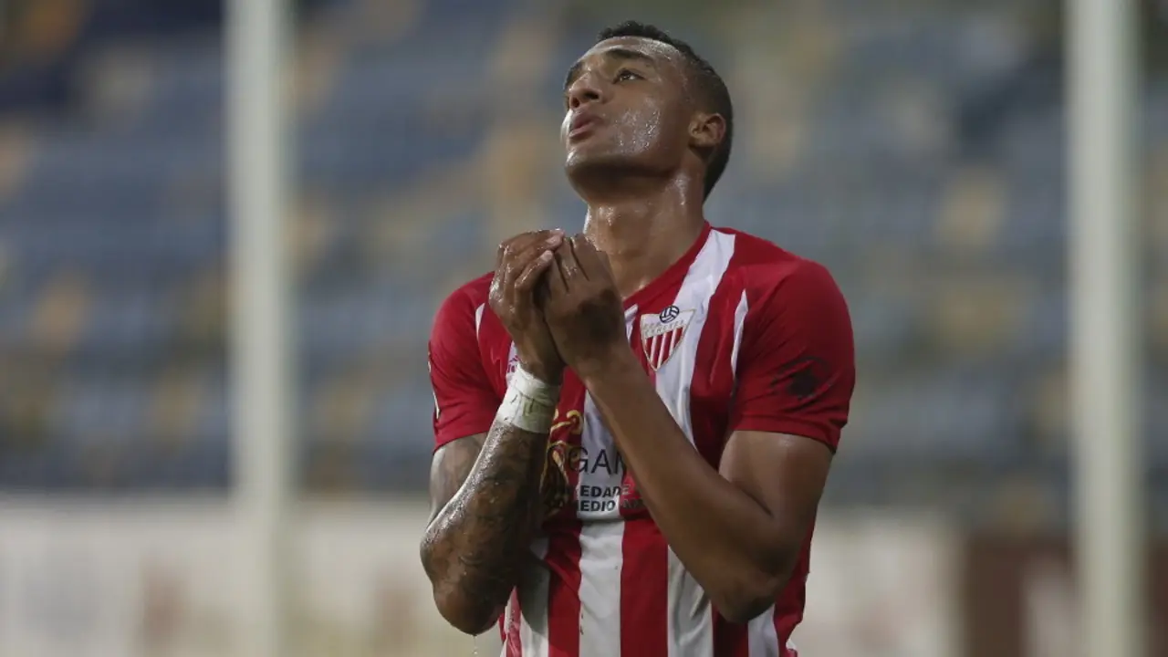 Un jugador del Cerceda, durante un partido de esta temporada, en Pasarón.JAVIER CERVERA