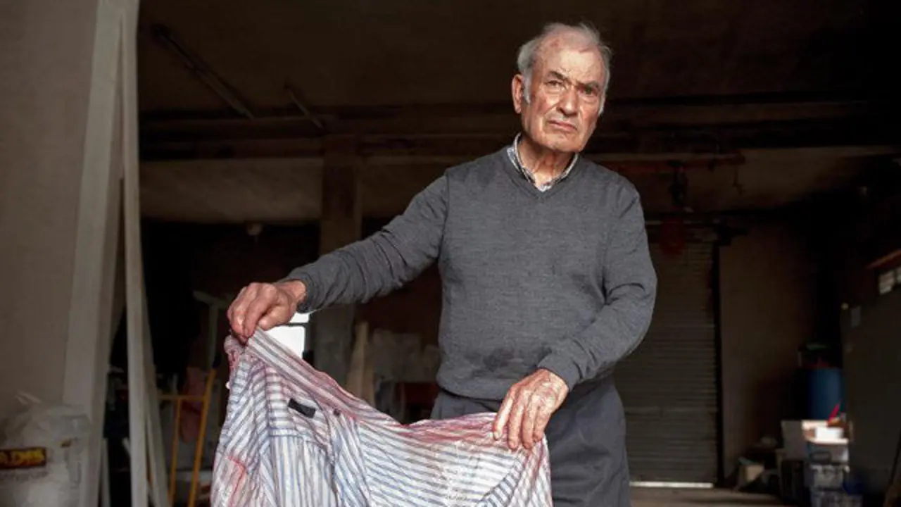 El padre del concejal muestra una camiseta ensangrentada. BRAIS LORENZO