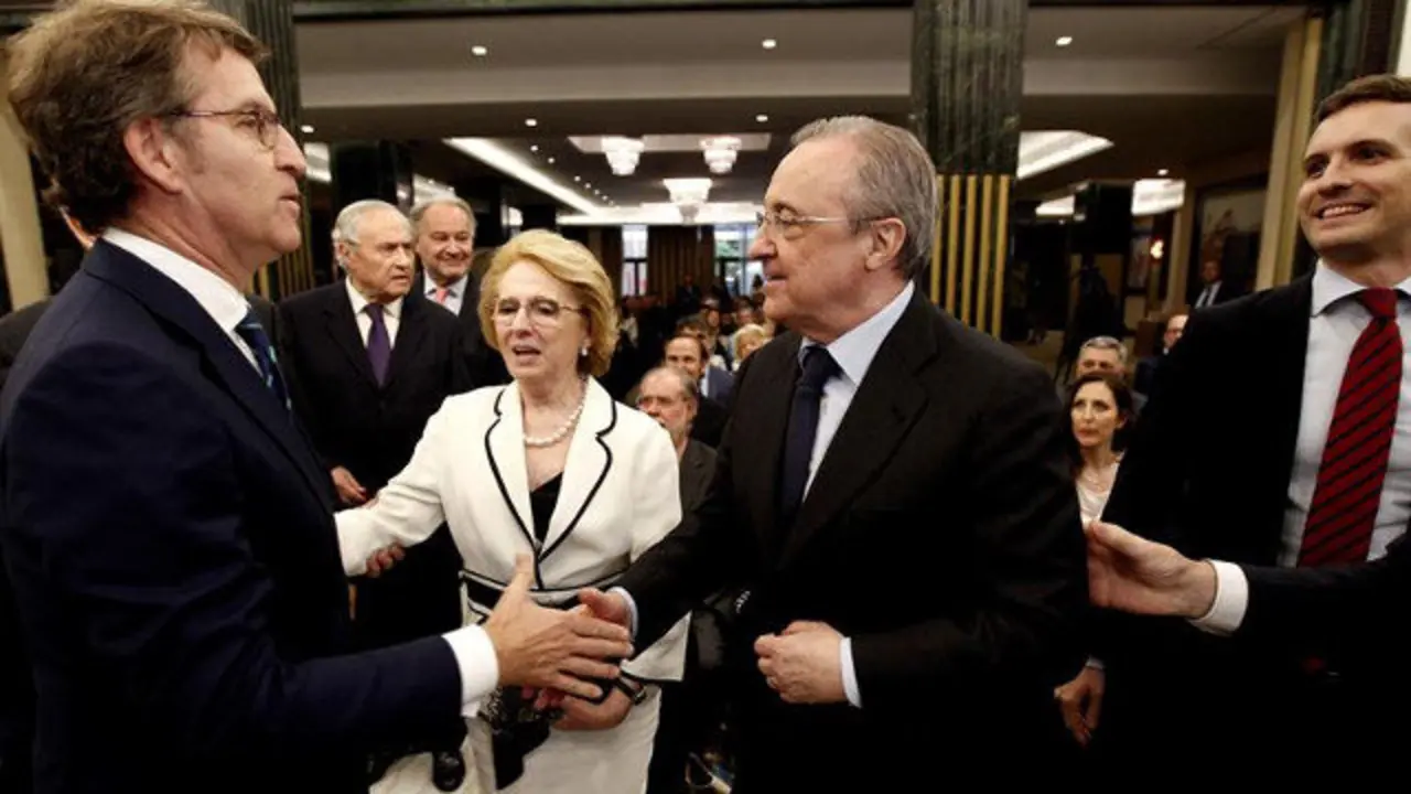 Alberto Núñez Feijóo (izquierda) con Florentino Pérez, antes de la presentación del libro de Manuel Madina. PAOLO AGUILAR (EFE)