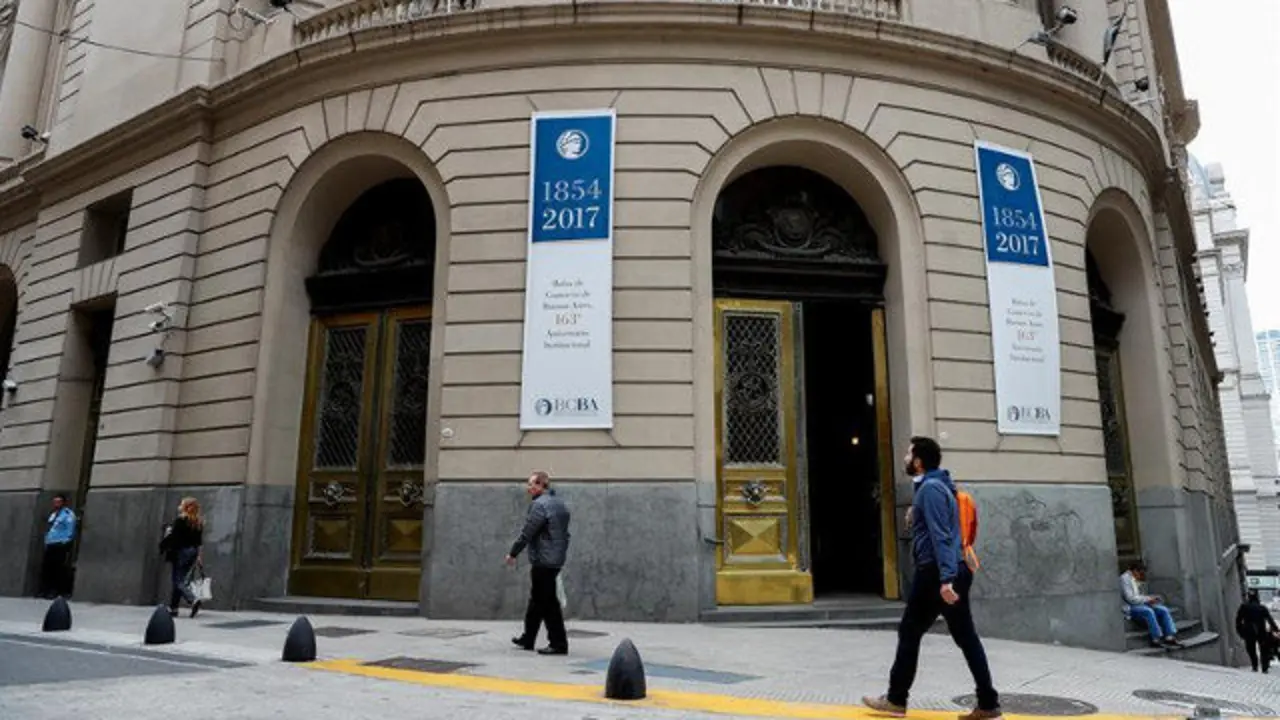 Sede de la Bolsa argentina, en Buenos Aires. DAVID FERNÁNDEZ (EFE)