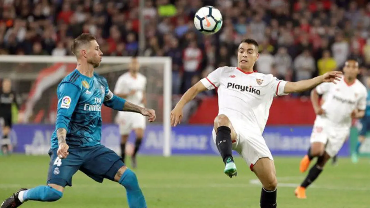 Ben Yedder pelea un balón con Sergio Ramos. JULIO MUÑOZ (EFE)