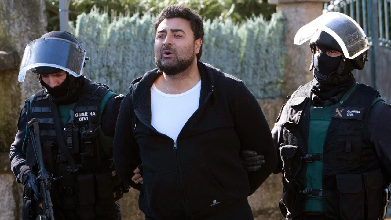 Juan Paulo Giménez, junto a varios agentes de la Guardia Civil durante un registro. SALVADOR SAS (EFE)