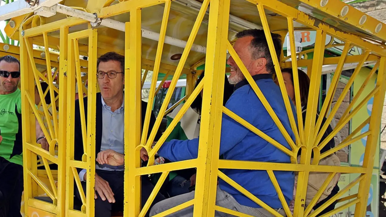 Feijóo, xunto a Hernández, na nora situada na Alameda polas Festas da Ascensión. LUIS POLO