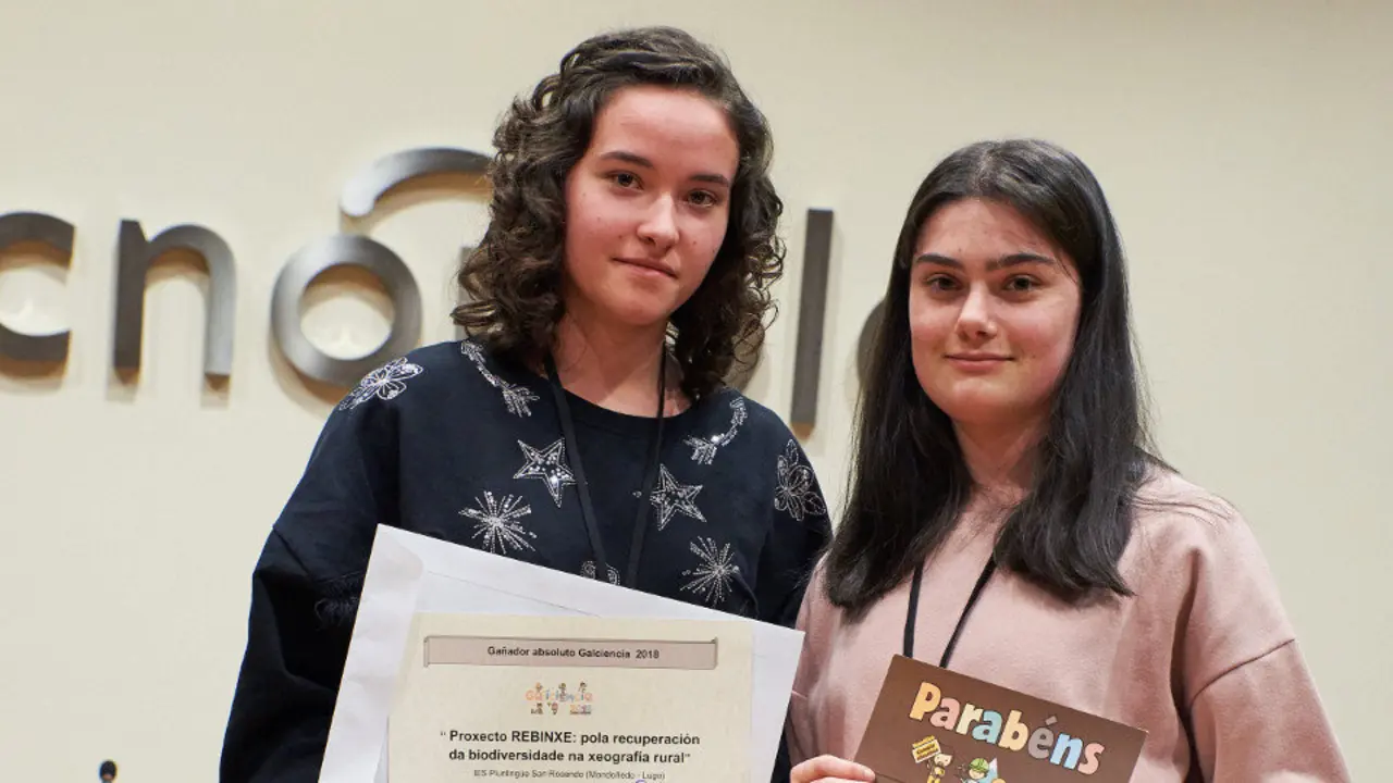 Dúas das alumnas que levaron o primeiro premio. EP