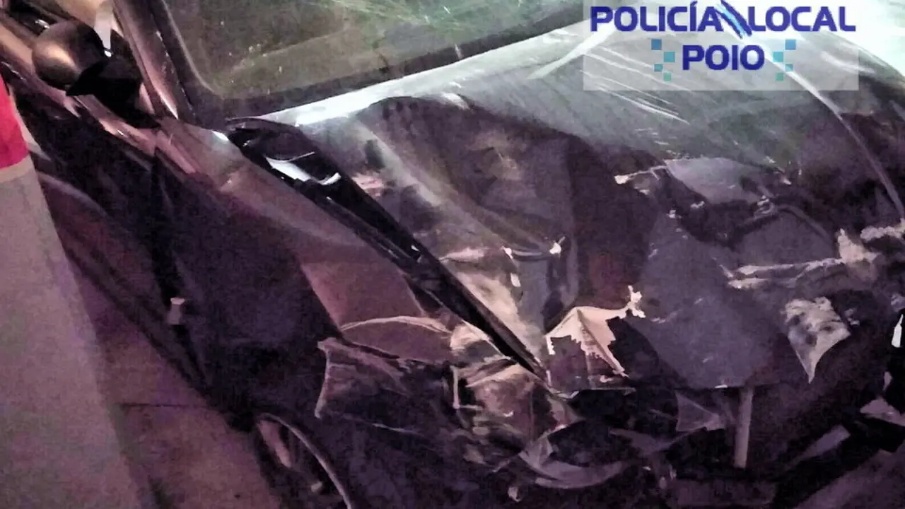 Así quedó el coche tras chocar contra el muro. DP