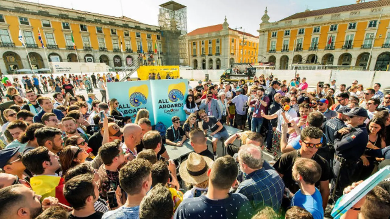 GRAF4060. LISBOA, 10/05/2018.- Fotografía facilitada por RTVE de los españoles Alfred y Amaia rodeados de eurofans, antes de participar en la final de Eurovisión. EFE/RAÚL TEJEDOR