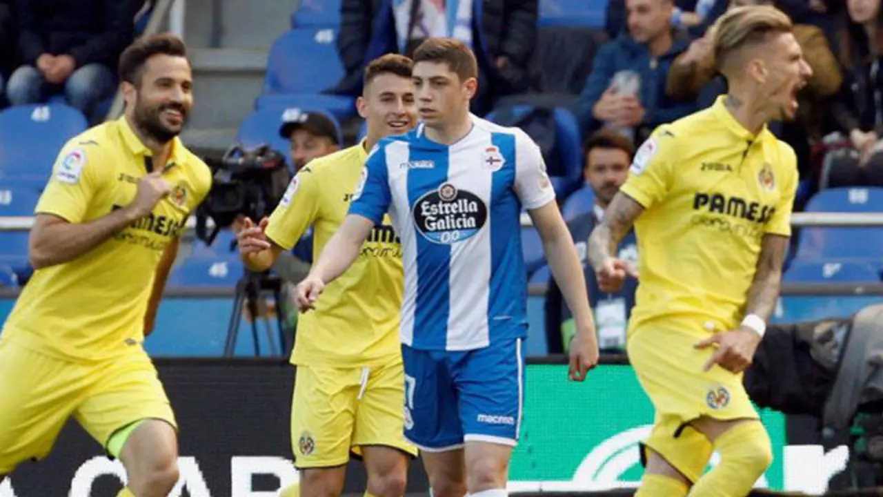 El Villarreal celebra uno de los goles en Riazor. CABALAR