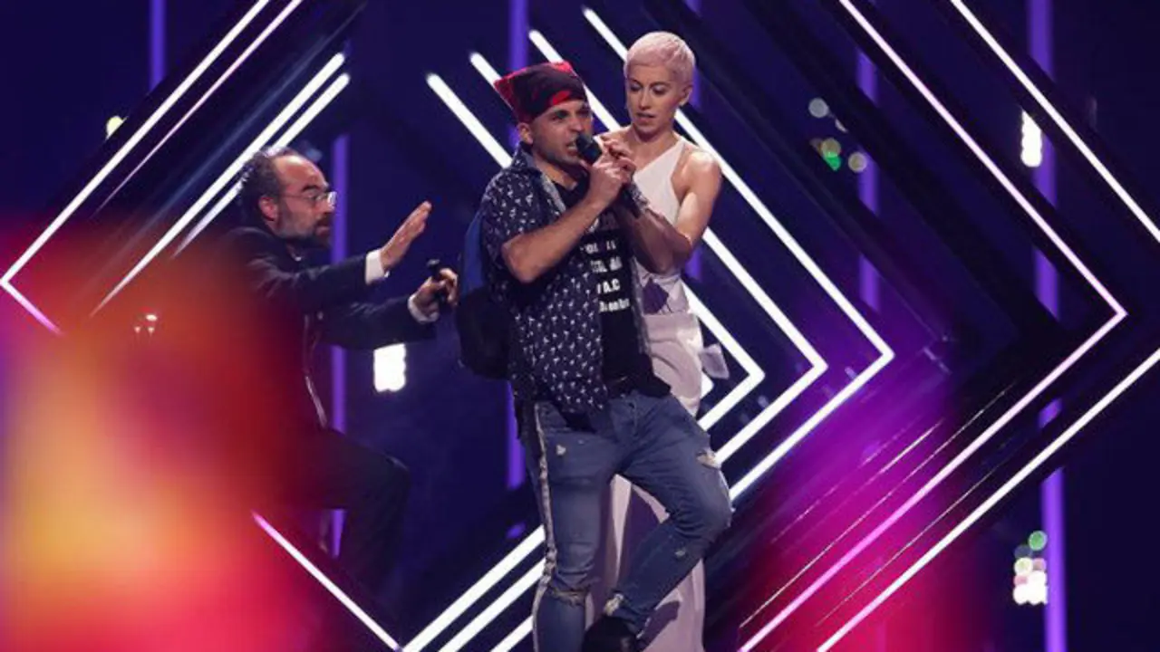 Un espontáneo interrumpe a la representante de Reino Unido. JOSE SENA GOULAO 