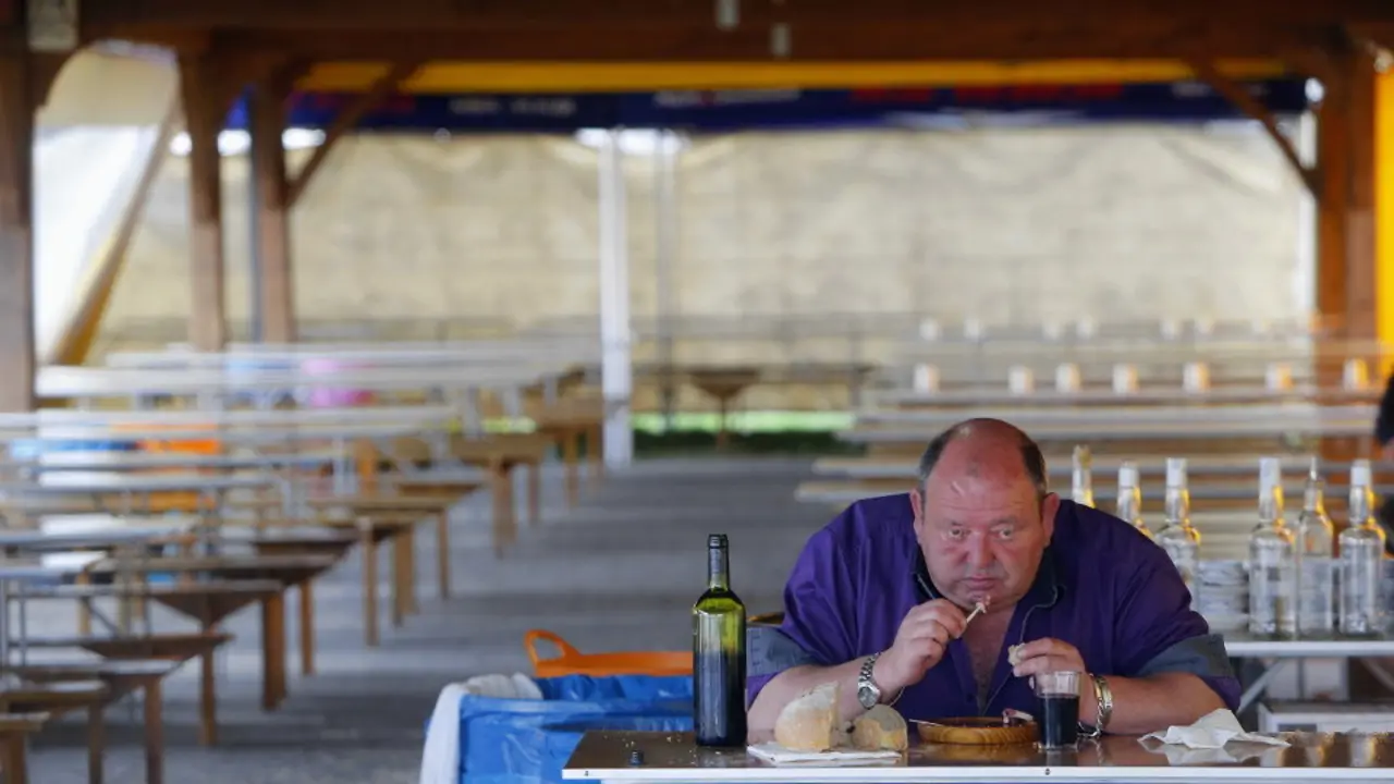 Un hombre toma una ración de pulpo el miércoles pasado en la feria de Castro. XESÚS PONTE