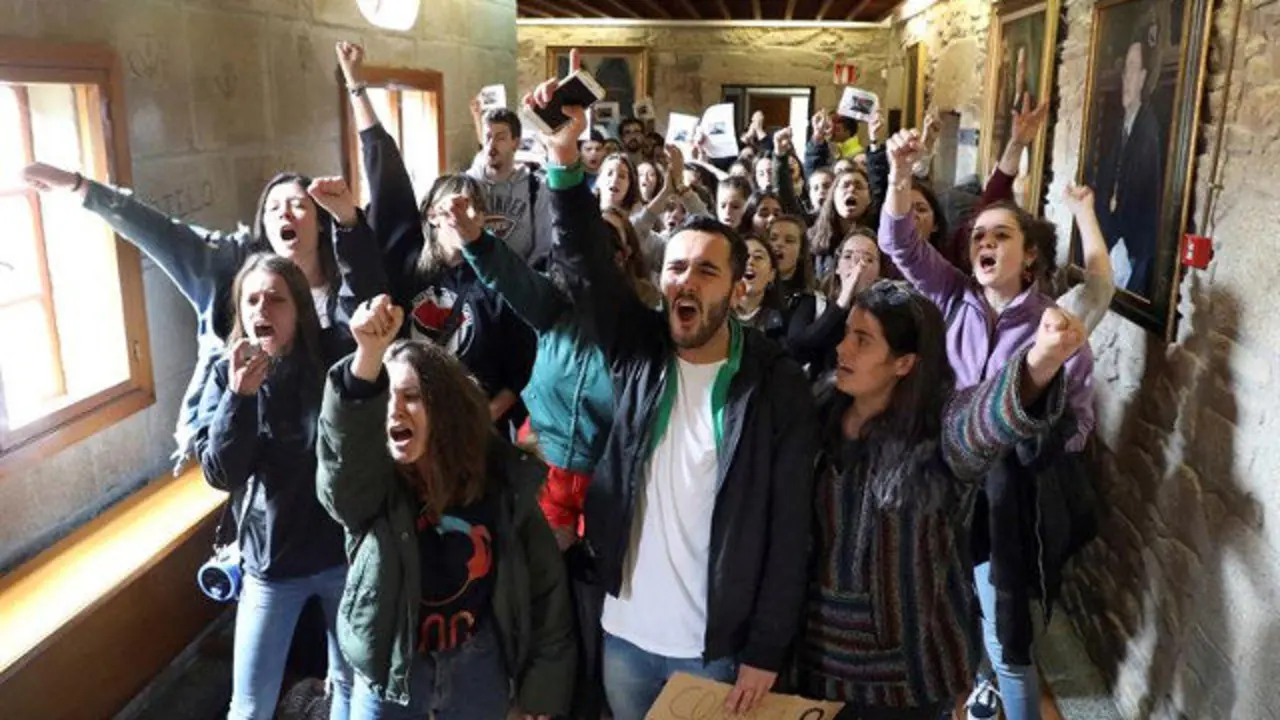 Estudiantes de la USC en el interior del rectorado. XOÁN REY (EFE)
